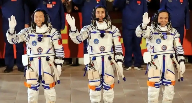 4只小黑鼠由运行神舟二十一号任务的太空人带上“天宫”。图为神二十一乘组张陆（右）、武飞（中）和张洪章（左）。