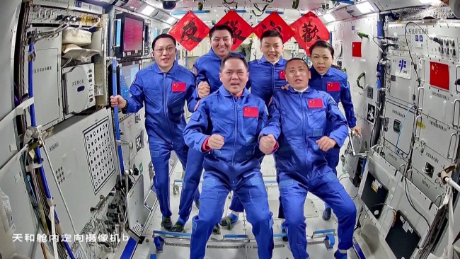 黎家盈（右後）乘神舟二十三號飛抵天宮，與搭擋和上一次任務的航天員大會師。
