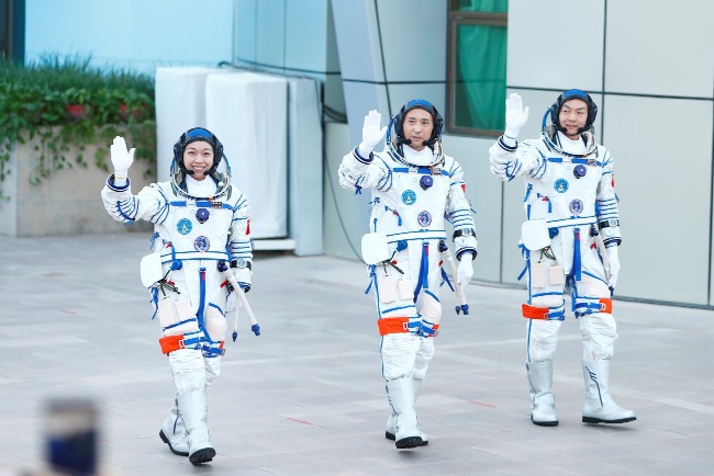 黎家盈2026年5月24日升空，圖為她與搭檔朱楊柱（中）和張志遠（右）出征。