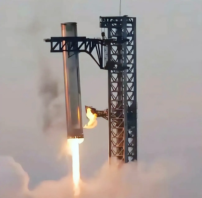 「筷子」夾停「星艦」，技術含量極高。