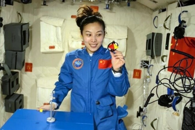 王亞平在執行神舟十號任務時，成為中國第一位「太空教師」。