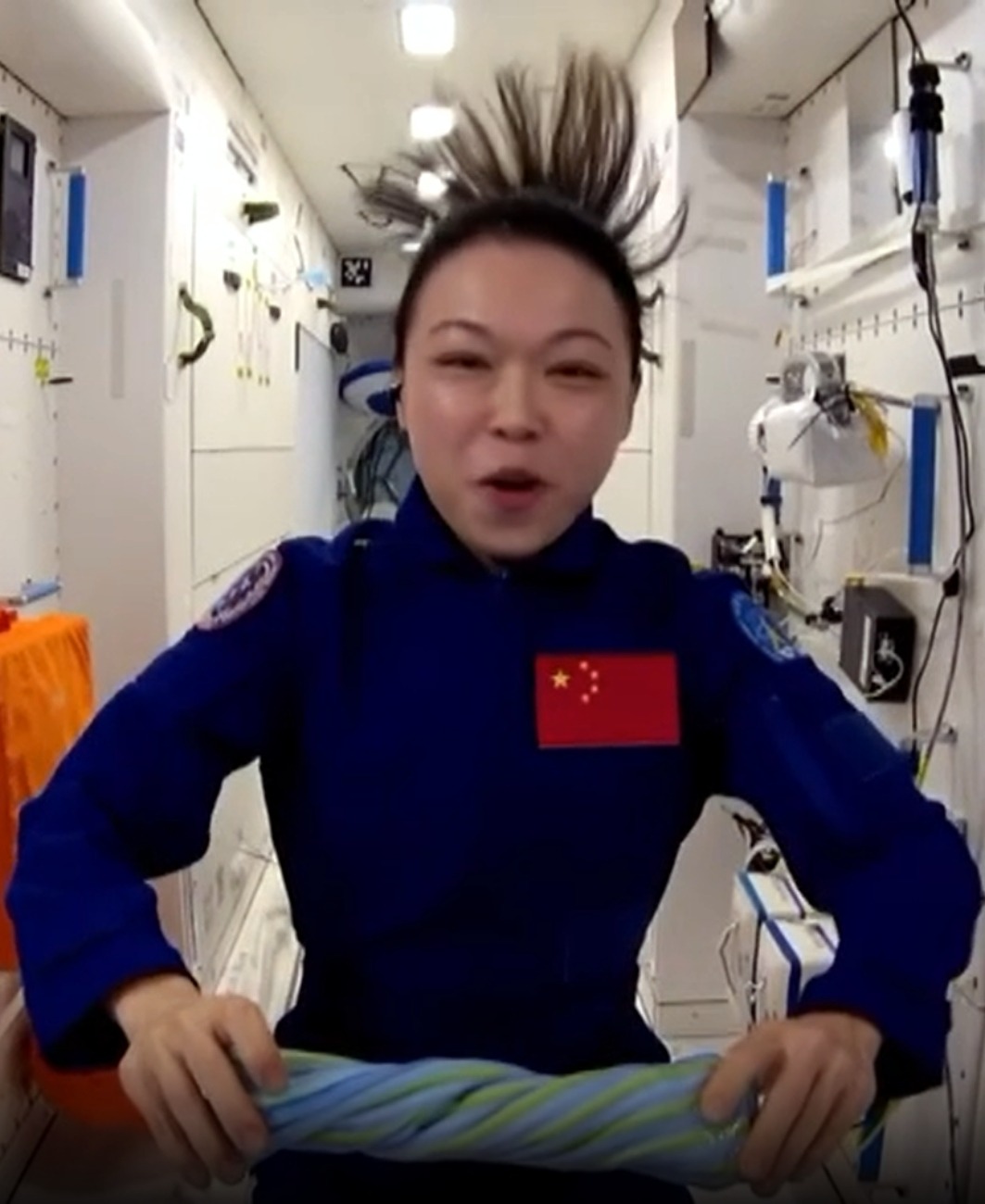 黎家盈展示在失重環境裏，扭動一條濕毛巾時水不會滴下，而是附在毛巾表面。