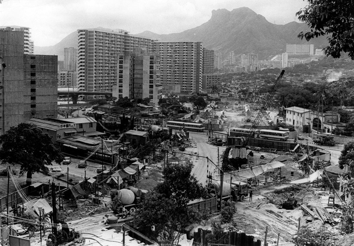 The picture was taken in 1979, with Lion Rock, HK's iconic hill, and Choi Hung Estate visible in the background. 