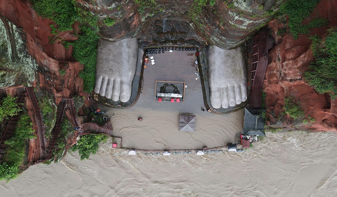 這是1949年以來，樂山大佛首次被洪水淹至腳趾。（圖片來源：人民視覺）這是1949年以來，樂山大佛首次被洪水淹至腳趾。（圖片來源：人民視覺）