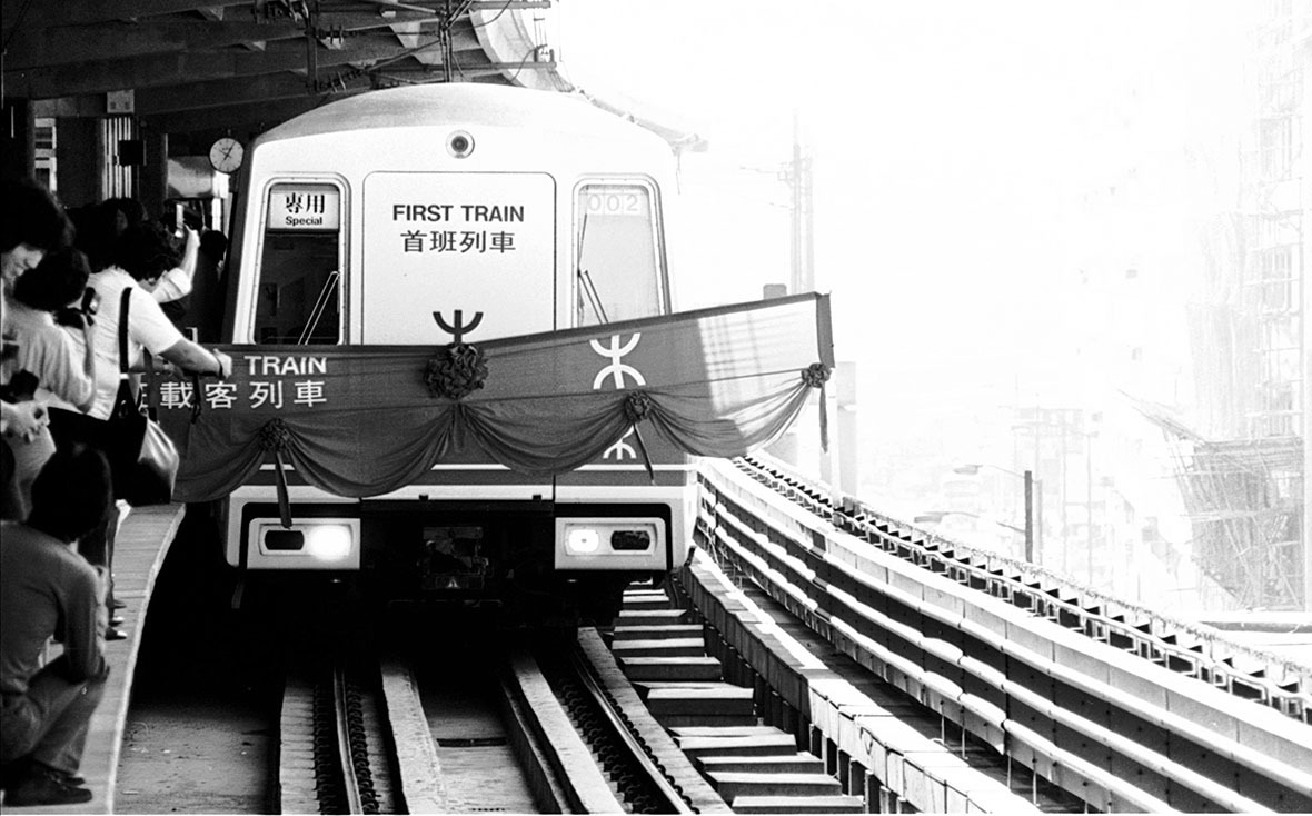 1979年9月30日,第一班地鐵列車由石硤尾站開往觀塘站衝破綵帶,為本港鐵路發展史揭新一頁。(圖片來源:Getty) 1979年9月30日,第一班地鐵列車由石硤尾站開往觀塘站衝破綵帶,為本港鐵路發展史揭新一頁。(圖片來源:Getty)