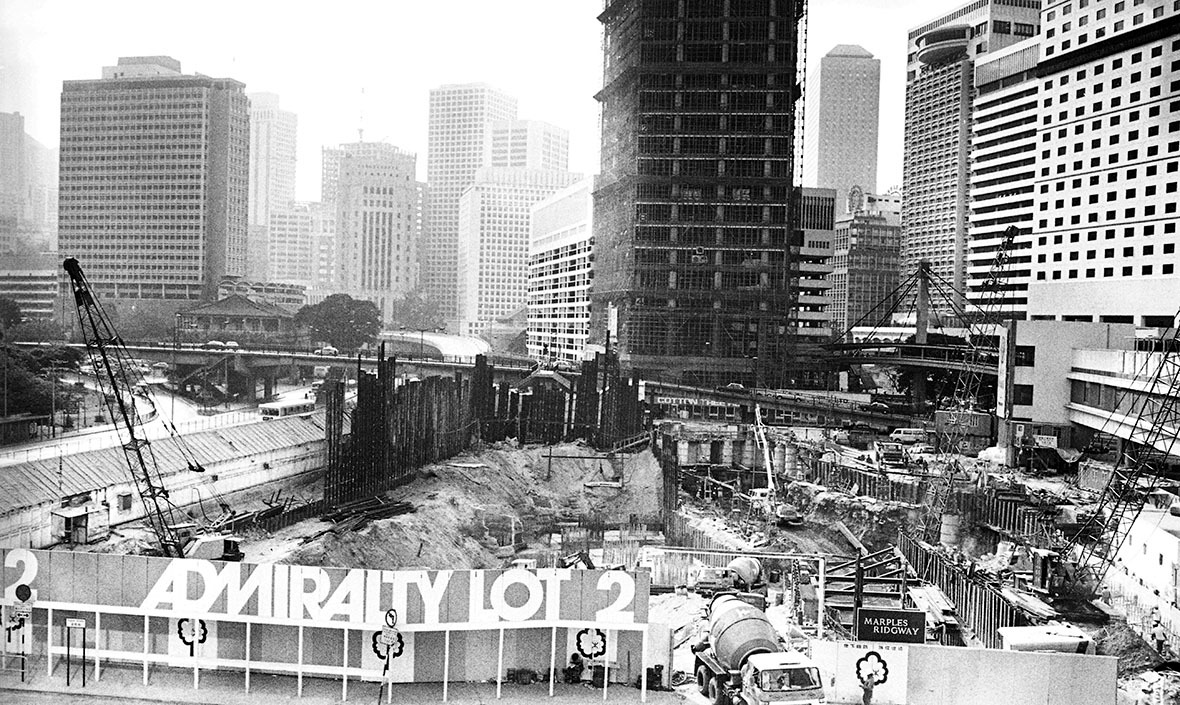 1980年2月地鐵建伸過海至中環。圖為1982年金鐘站的地盤。(圖片來源:Getty) 1980年2月地鐵建伸過海至中環。圖為1982年金鐘站的地盤。(圖片來源:Getty)