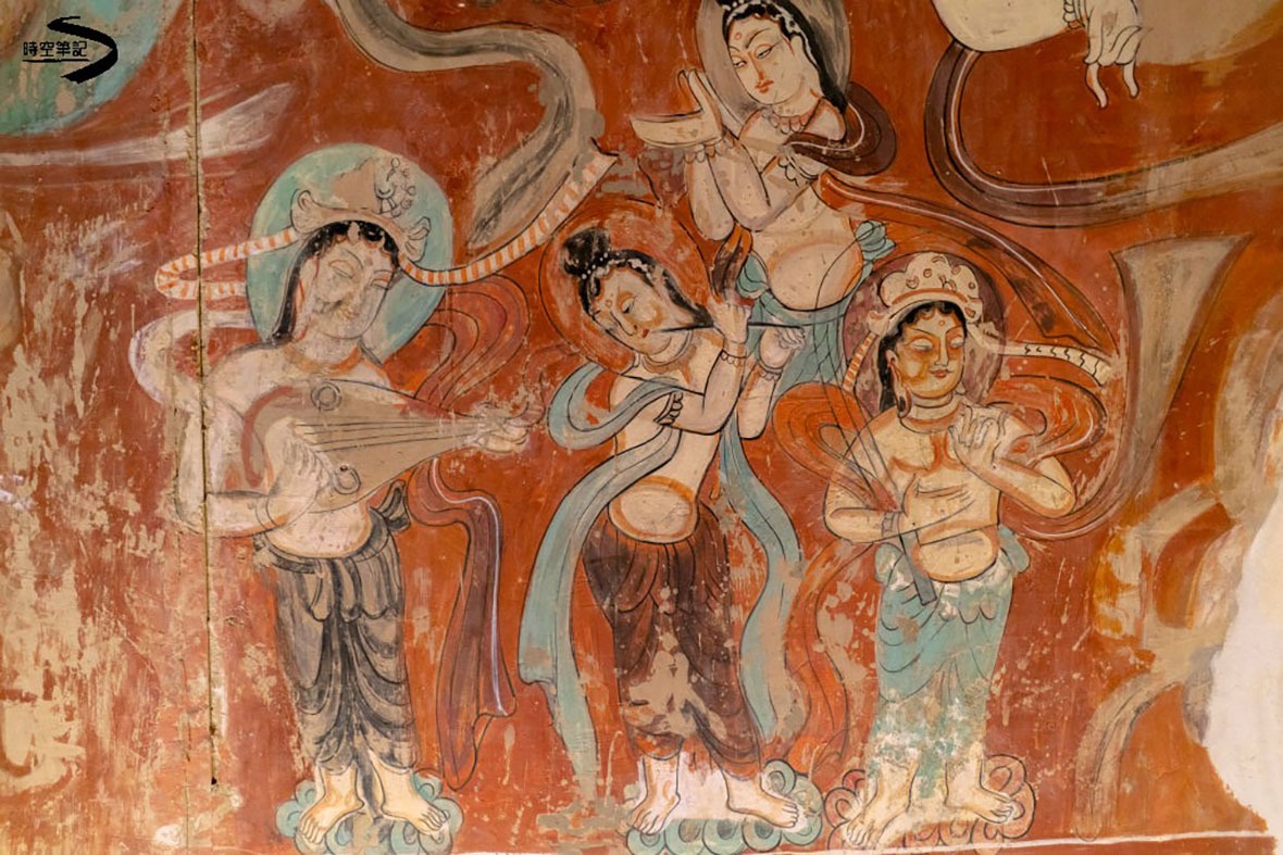 莫高窟壁畫繪於洞窟四壁、窟頂和佛龕內，內容多元，有佛像經變文、佛教故事史迹，還有供養人和裝飾圖案等題材，其中更有不少當時日常生活的描述。（圖片來源：Getty）