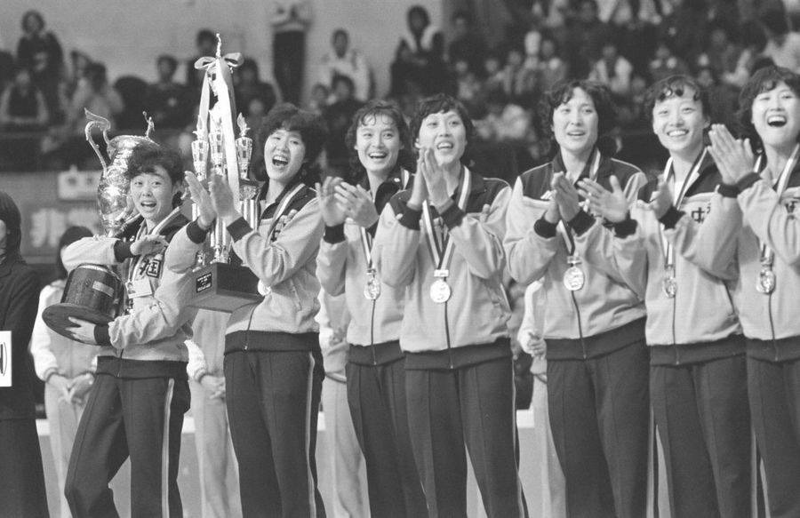 1981年,中國女排是在日本大阪,打敗衛冕的東洋魔女日本女排,贏得第三屆女子排球世界杯。女排贏得第一個世界冠軍,對提升整個民族的自信和榮譽有其歷史意義。(網上圖片) 1981年,中國女排是在日本大阪,打敗衛冕的東洋魔女日本女排,贏得第三屆女子排球世界杯。女排贏得第一個世界冠軍,對提升整個民族的自信和榮譽有其歷史意義。(網上圖片)