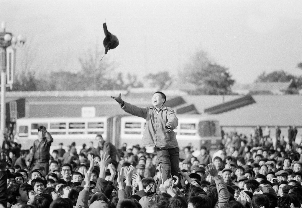 1981年11月北京，中國女排第一次贏得世界杯時，大批民眾到天安門廣場歡呼慶祝，當時中國女排的勝利鼓舞了中國人民的信心與豪情。（圖片來源：人民視覺）