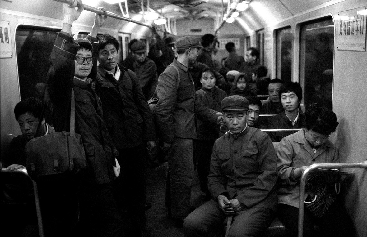 1979年10月乘搭北京地鐵的工人。（圖片來源：Getty）