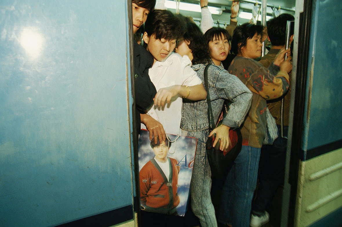 1993年，北京市民擁擠在一列繁忙的地鐵上。（圖片來源：Getty）