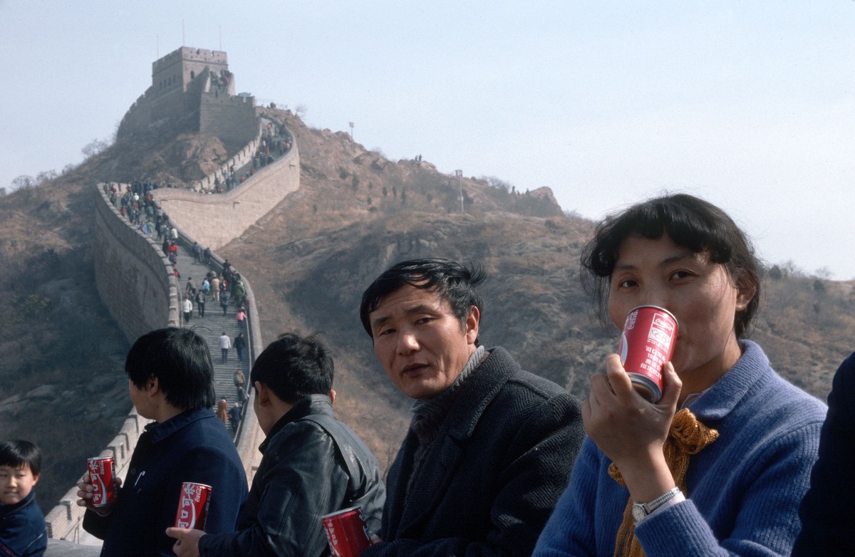 1987年，遊客悠閒地喝可樂，飽覽長城風光。(圖片來源：Getty)