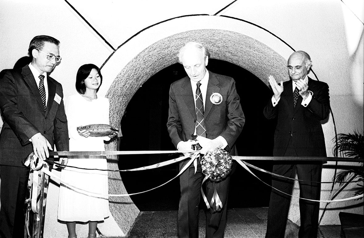 1980年，時任布政司姬達（中）為太空館剪綵，市政局主席干沙利士（右）陪同。（圖片來源：Getty）