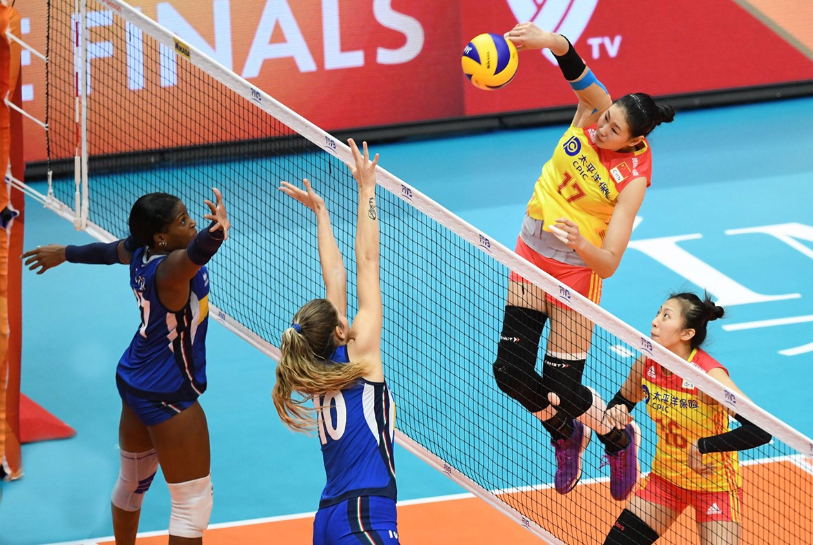 2018世界女排錦標賽中國對意大利，顏妮一記出色扣殺。她先打沙灘排球，故技術較為全面，亦曾專注主攻，所以強攻扣殺也十分出色。