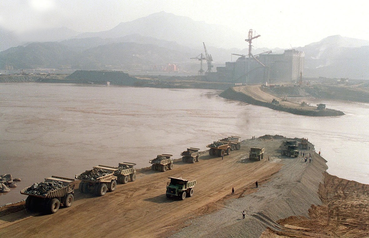 當年修建大壩需要將長江截流，但因為要保證長江的的航運暢通，因此截流工程分了三期進行，保證不影響江水的流動。
