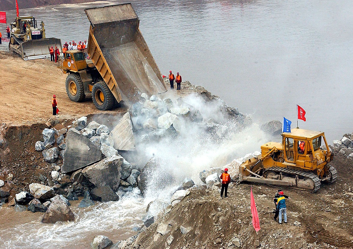 在2002年11月6日上午9时48分，當卡車向三峽導流明渠龍口傾倒了最後一批石料，江水被成功阻隔之後，正式代表長江三峽工程截流成功。（圖片來源：Getty）