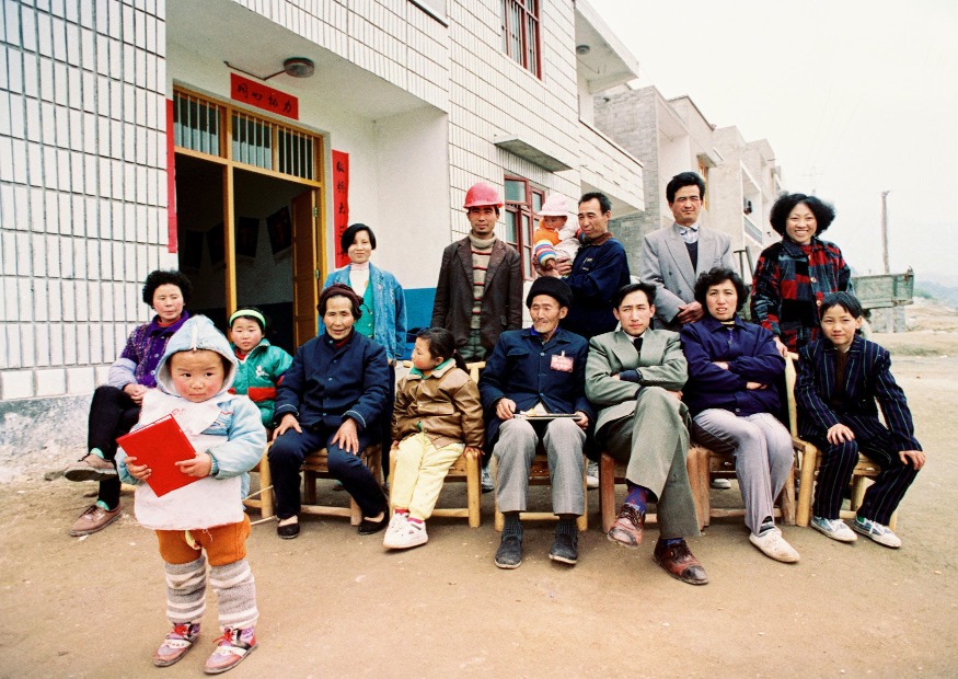 譚德訓一家是三峽工程中最早搬遷的人，也被稱為三峽移民第一人，離開老家後，他們搬進了這間全新的房子中。（圖片來源：視覺中國）