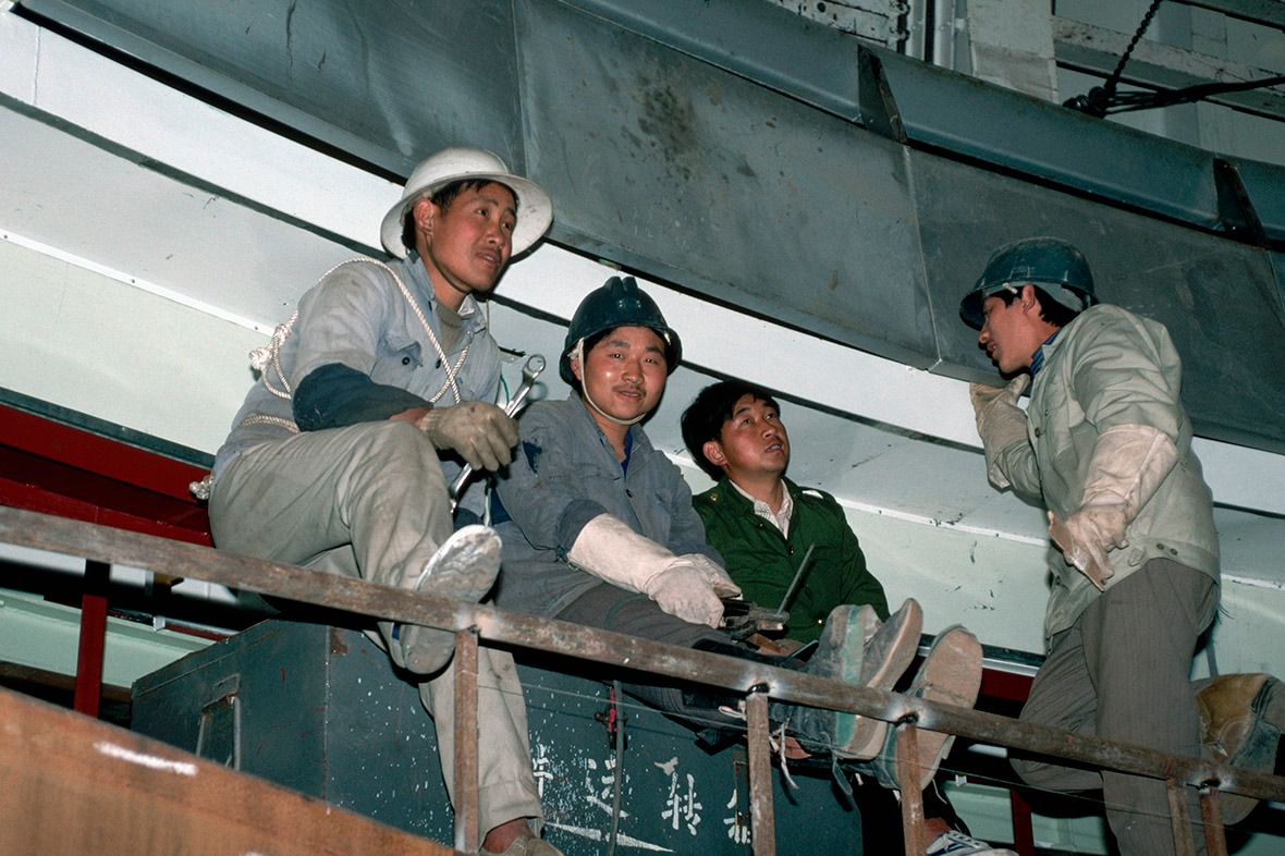 1989年4月19日，興隆觀測站裡的四名工作人員。這裏即將安裝亞洲最大的2.16米望遠鏡。