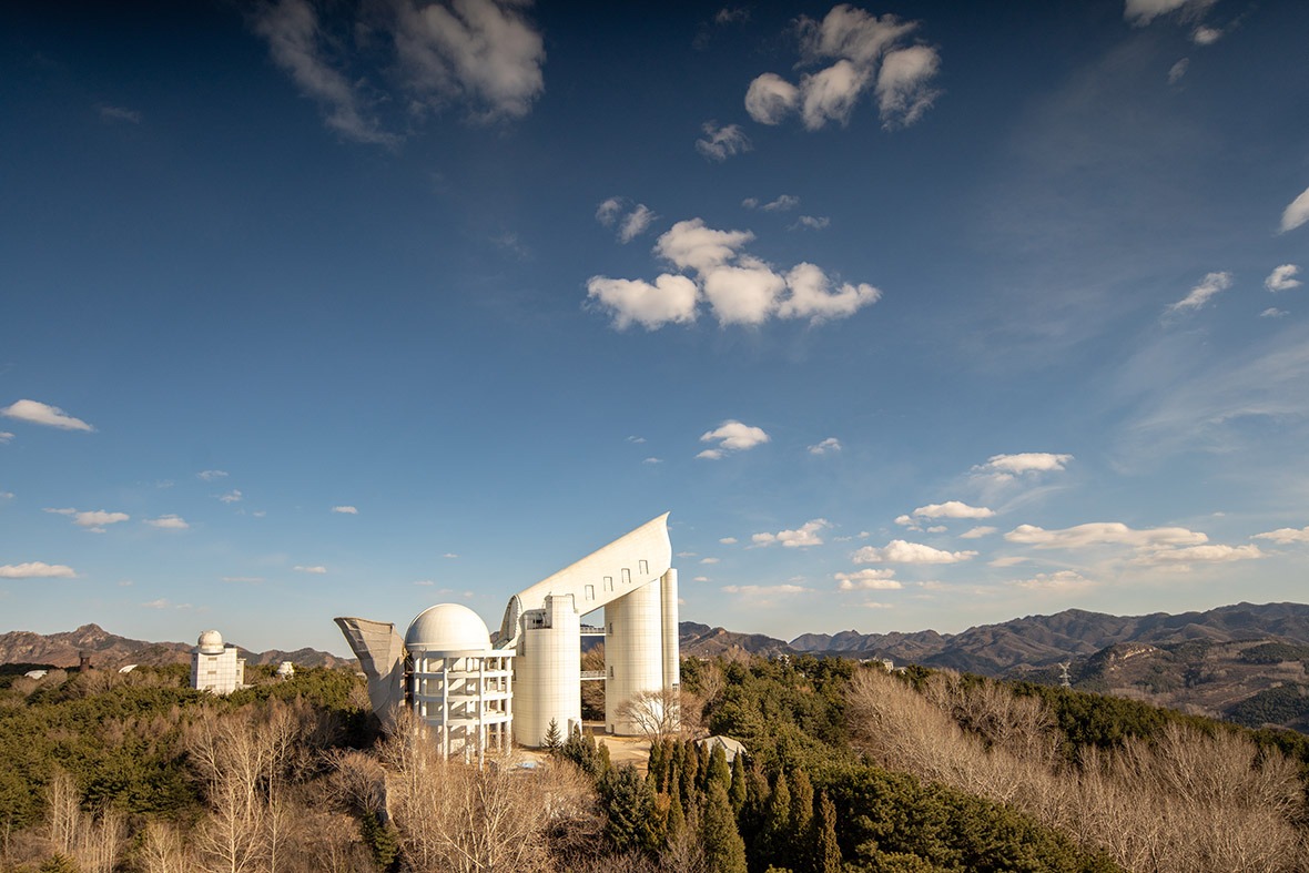 2009年通過驗收的「郭守敬望遠鏡」（簡稱 LAMOST ），是當時國際上口徑最大的大視場望遠鏡。
