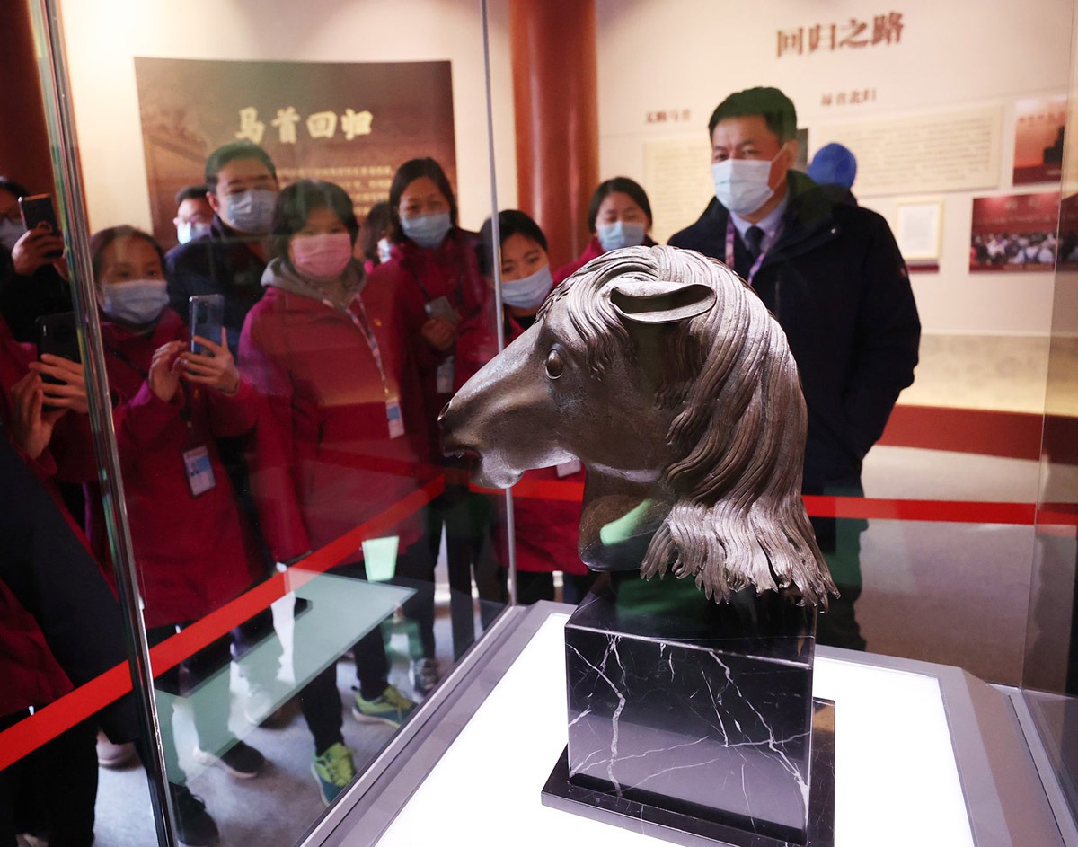 1860年英法聯軍侵入北京，圓明園慘遭劫掠焚燬，馬首銅像與其他11尊獸首銅像一同流失海外。最終在2007年，愛國企業家何鴻燊出資購入，然後送增國家重新收藏。