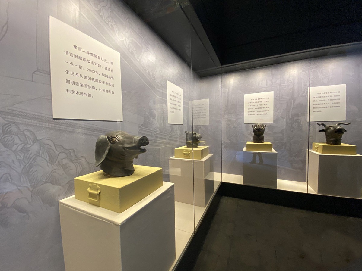 十二生肖獸首銅像原本是圓明園海晏堂外的噴泉的一部分，鑄造於清朝乾隆年間，是非常具歷史價值的文物。
