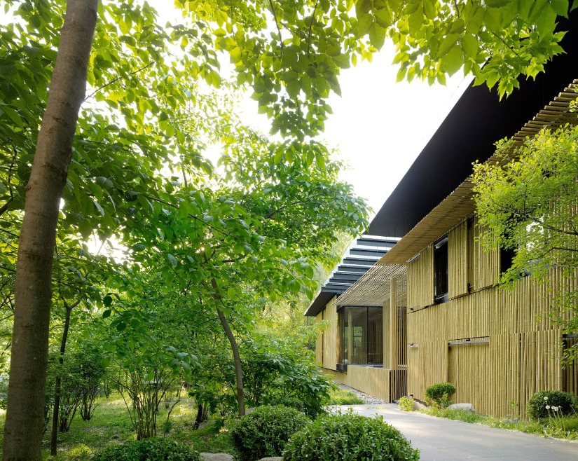 著名日本建築師隈研吾把兒時記憶中的竹林、在中國象徵正直高尚和氣節的竹子打造成「竹屋」。