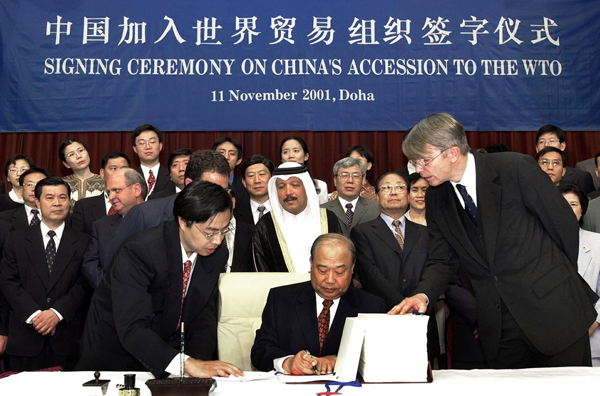 2001年11月11日,中國對外貿易經濟合作部部長石廣生在中國加入世界貿易組織的簽字儀式上簽署文件。 2001年11月11日,中國對外貿易經濟合作部部長石廣生在中國加入世界貿易組織的簽字儀式上簽署文件。