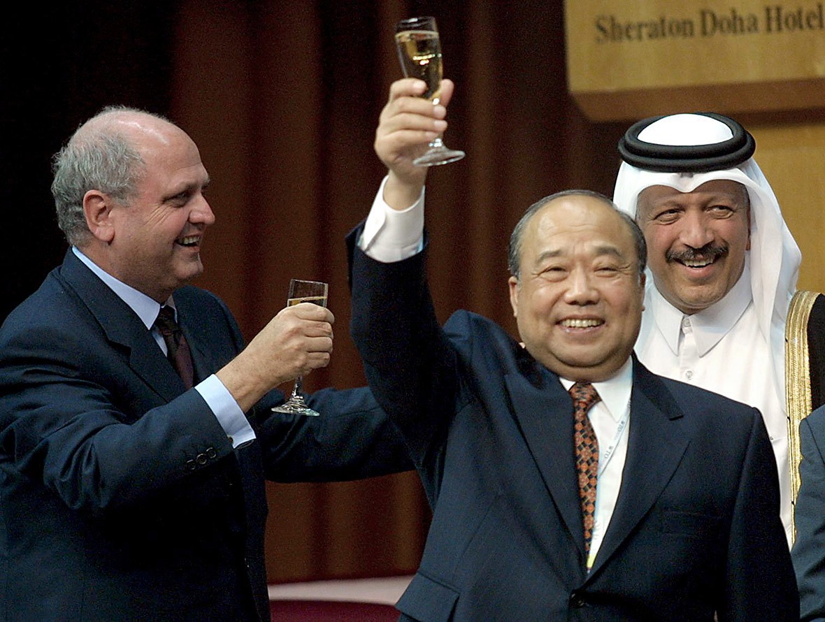 2001年11月11日,在多哈舉行的中國加入世界貿易組織簽字儀式上,世界貿易組織主席邁克·摩爾(左)和中國對外貿易經濟合作部部長石廣生(中)共同舉杯。 2001年11月11日,在多哈舉行的中國加入世界貿易組織簽字儀式上,世界貿易組織主席邁克·摩爾(左)和中國對外貿易經濟合作部部長石廣生(中)共同舉杯。