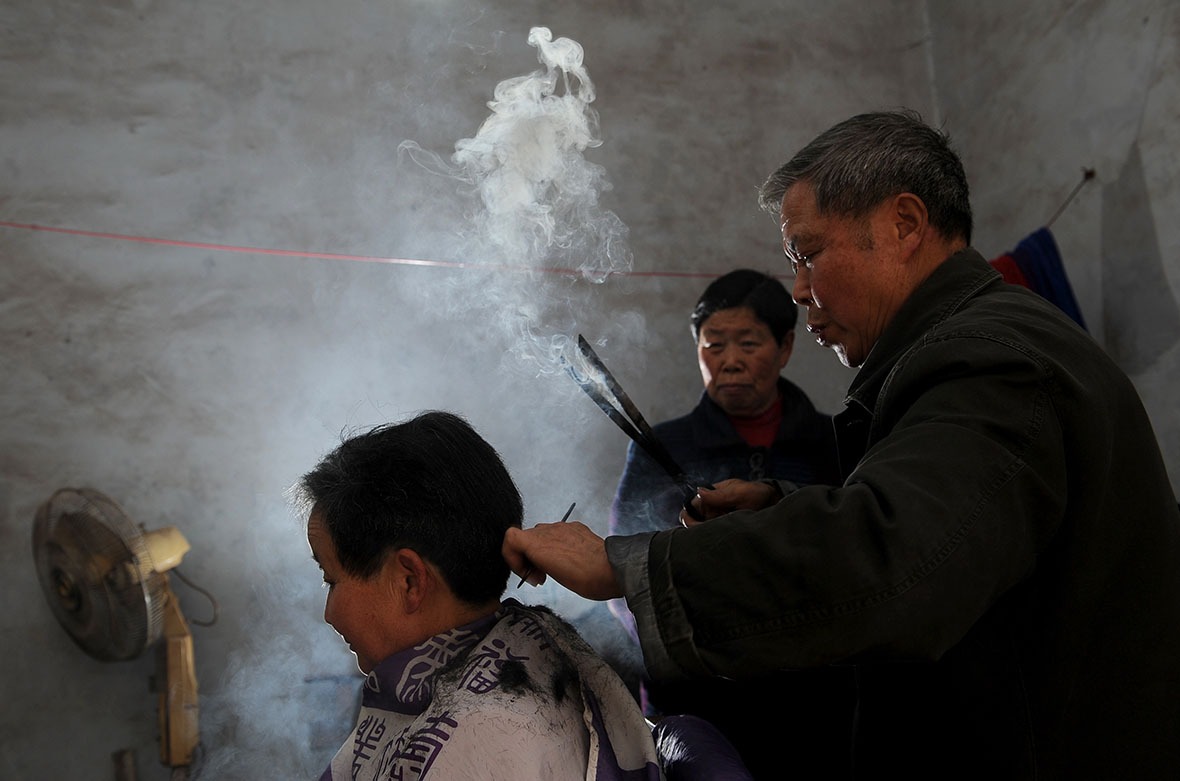 中國一些地方仍保留火鉗燙髮的手藝。
