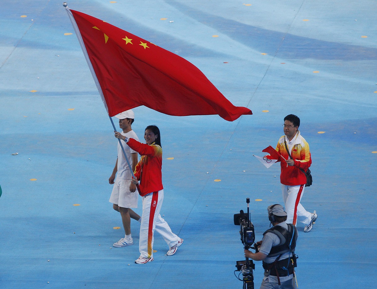 羽毛球女子單打冠軍張寧高舉五星紅旗入場。 羽毛球女子單打冠軍張寧高舉五星紅旗入場。