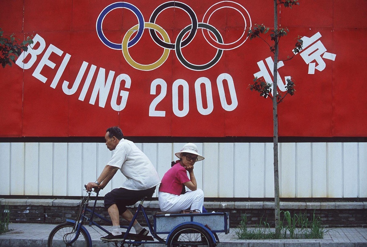 1993年北京街頭展示著申辦2000年奧運的宣傳海報。