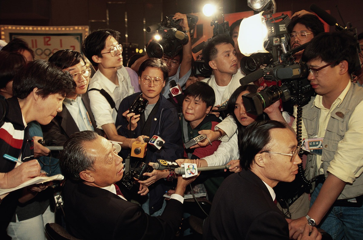 1993年中國失落舉辦北京奧運的資格,大批傳媒蜂擁採訪。 1993年中國失落舉辦北京奧運的資格,大批傳媒蜂擁採訪。