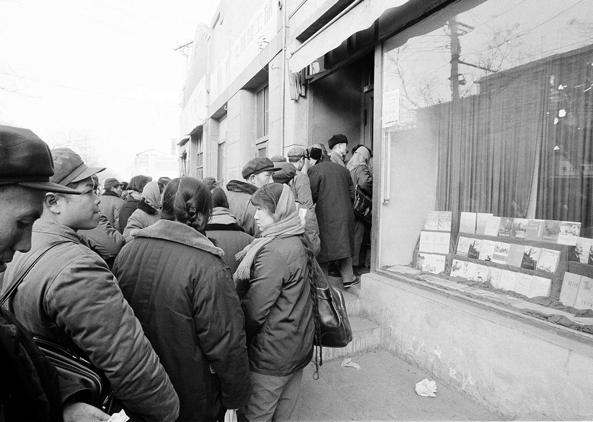 1979年北京一間書店門外貼上「英文課本現在有貨」的字句，吸引大批市民排隊輪候購買。