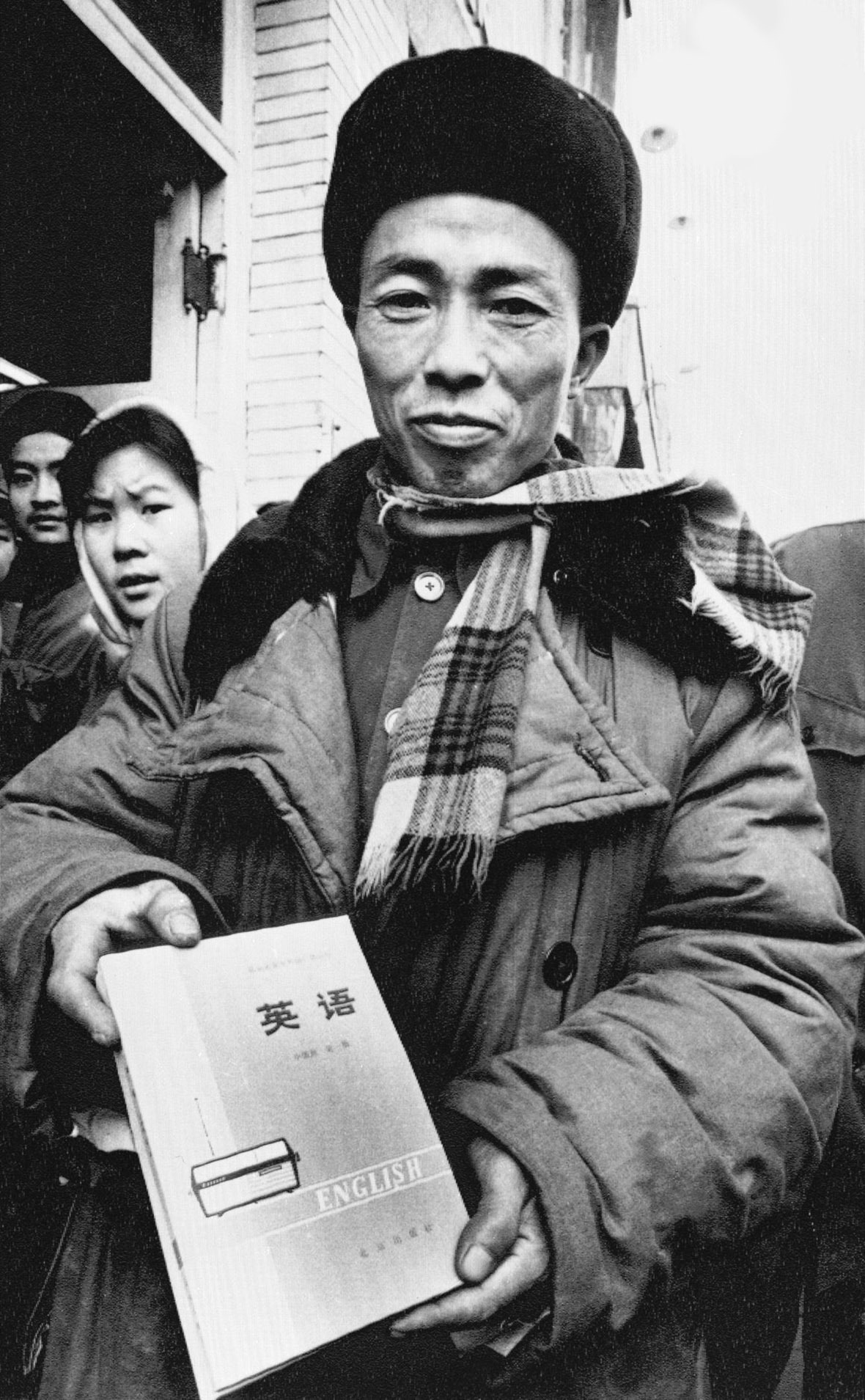 1978年北京，一位市民展示他購買的英語教科書。