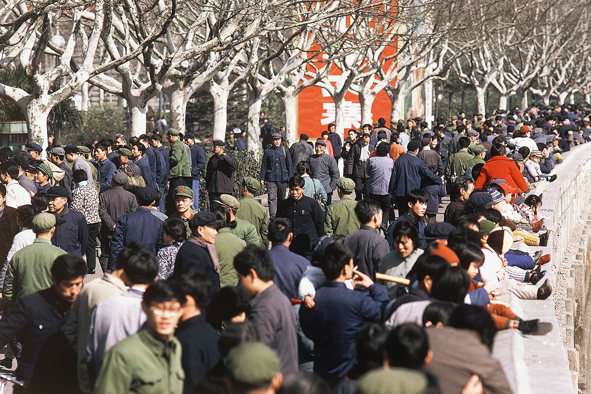 1979年上海，人民的衣著仍是「遠看一大堆，近看藍綠灰」。