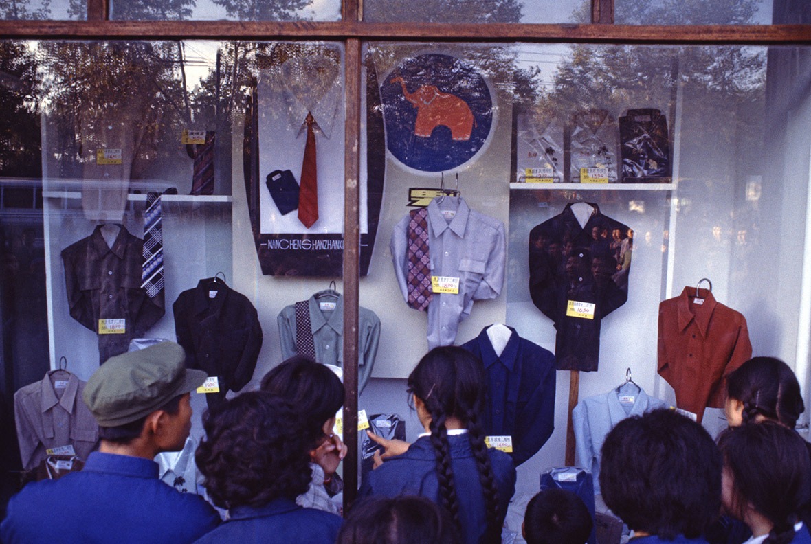 1978年11月，上海時裝商店的櫥窗裏，展示著第一批來到中國的領帶。
