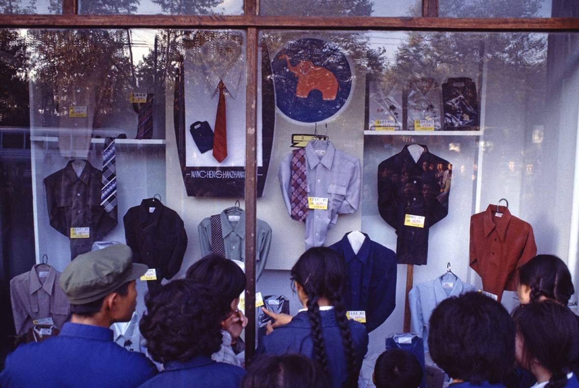 1978年11月,上海時裝商店的櫥窗裏,展示著第一批來到中國的領帶。 1978年11月,上海時裝商店的櫥窗裏,展示著第一批來到中國的領帶。