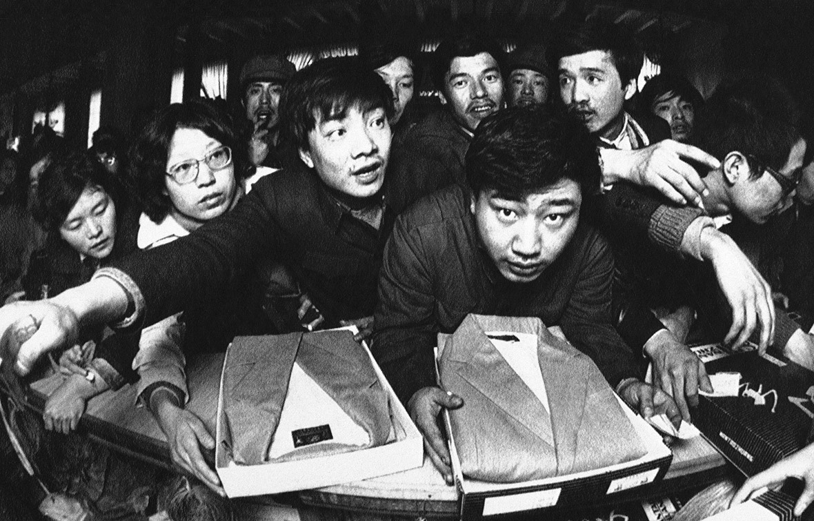 1984年,大批市民擠在西服櫃檯前搶購。 1984年,大批市民擠在西服櫃檯前搶購。