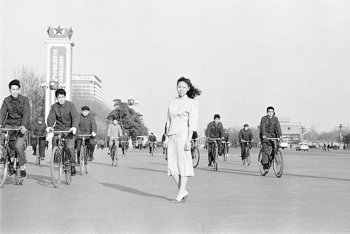 1979年，年輕的中國模特兒穿著連衣裙在天安門廣場拍照。