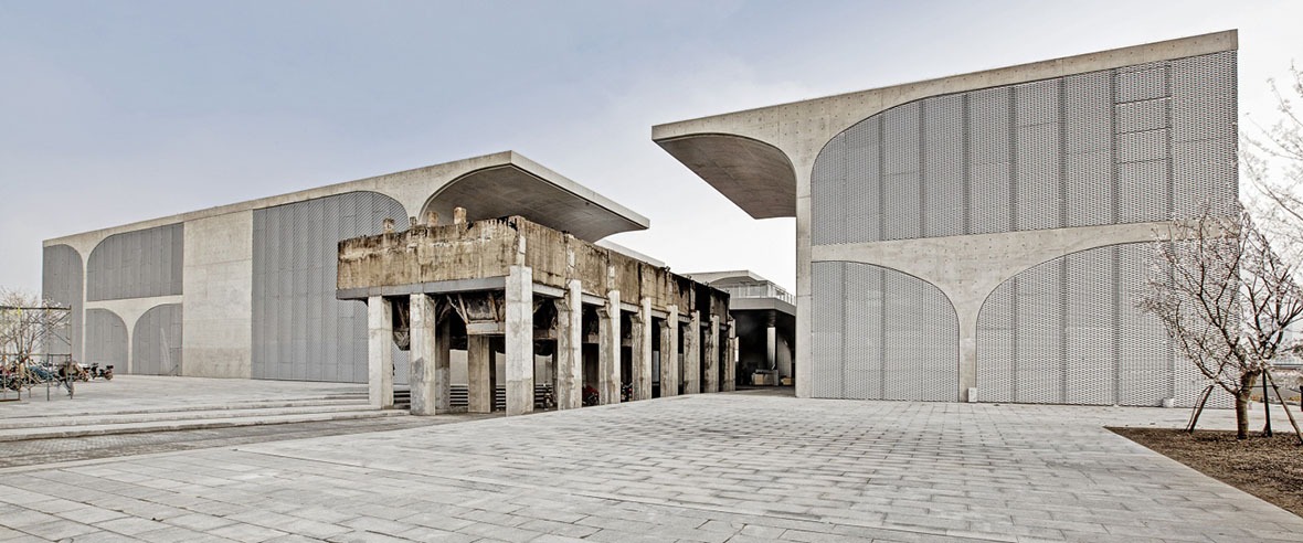 龍美術館(西岸館)保留舊日的煤漏斗,建築以「傘拱」結構支撐,從側面看,就像一把把打開的雨傘,把混凝土方盒撐起。 龍美術館(西岸館)保留舊日的煤漏斗,建築以「傘拱」結構支撐,從側面看,就像一把把打開的雨傘,把混凝土方盒撐起。
