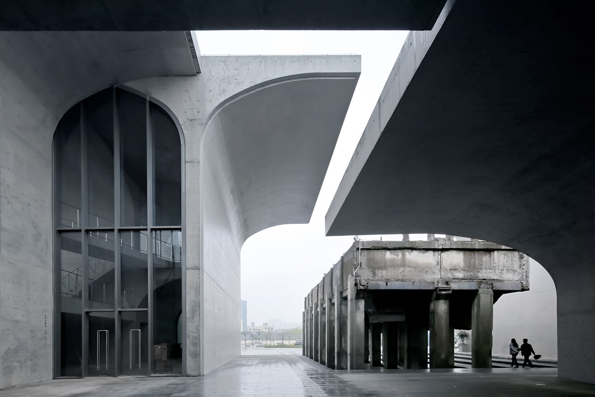 龍美術館（西岸館）為柳亦春摘下英國《建築評論》雜誌的新銳建築獎、《福布斯》中國最具影響力設計師30強及2019年《城市‧環境‧設計》年度建築師獎等殊榮。