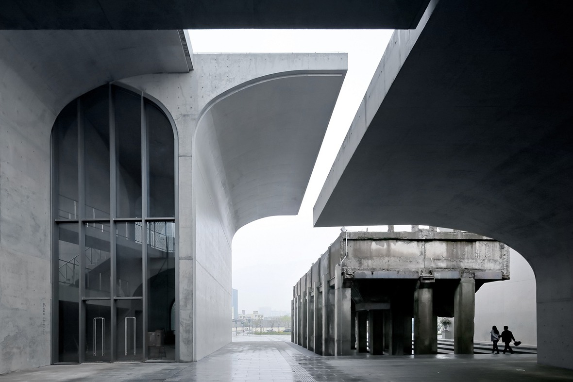 龍美術館(西岸館)為柳亦春摘下英國《建築評論》雜誌的新銳建築獎、《福布斯》中國最具影響力設計師30強及2019年《城市‧環境‧設計》年度建築師獎等殊榮。 龍美術館(西岸館)為柳亦春摘下英國《建築評論》雜誌的新銳建築獎、《福布斯》中國最具影響力設計師30強及2019年《城市‧環境‧設計》年度建築師獎等殊榮。