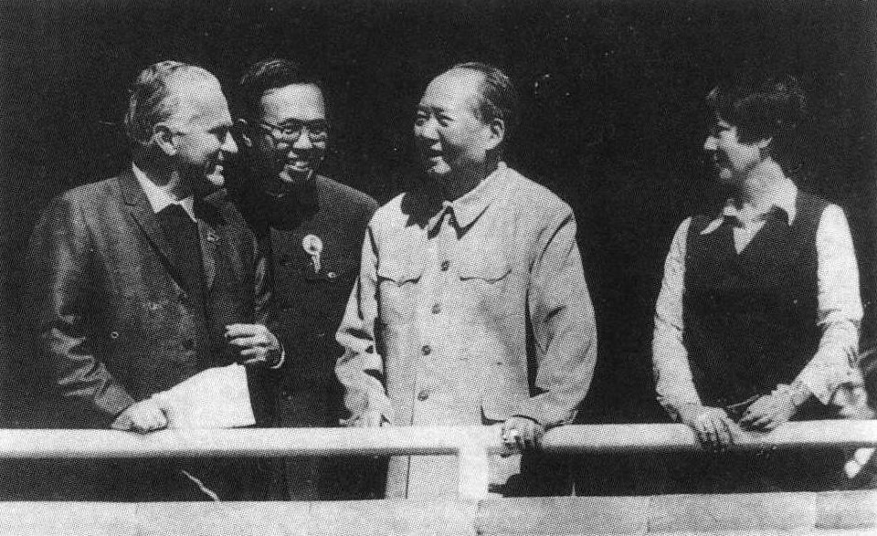 毛澤東愛跟美國記者斯諾（Edgar Snow，圖左）交談。圖片攝於1970年天安門。
