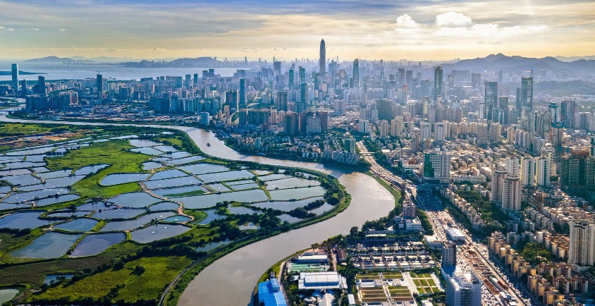 改革開放逾40載，如今深圳河兩岸，左邊是香港落馬洲的農田，右則深圳處處高樓。