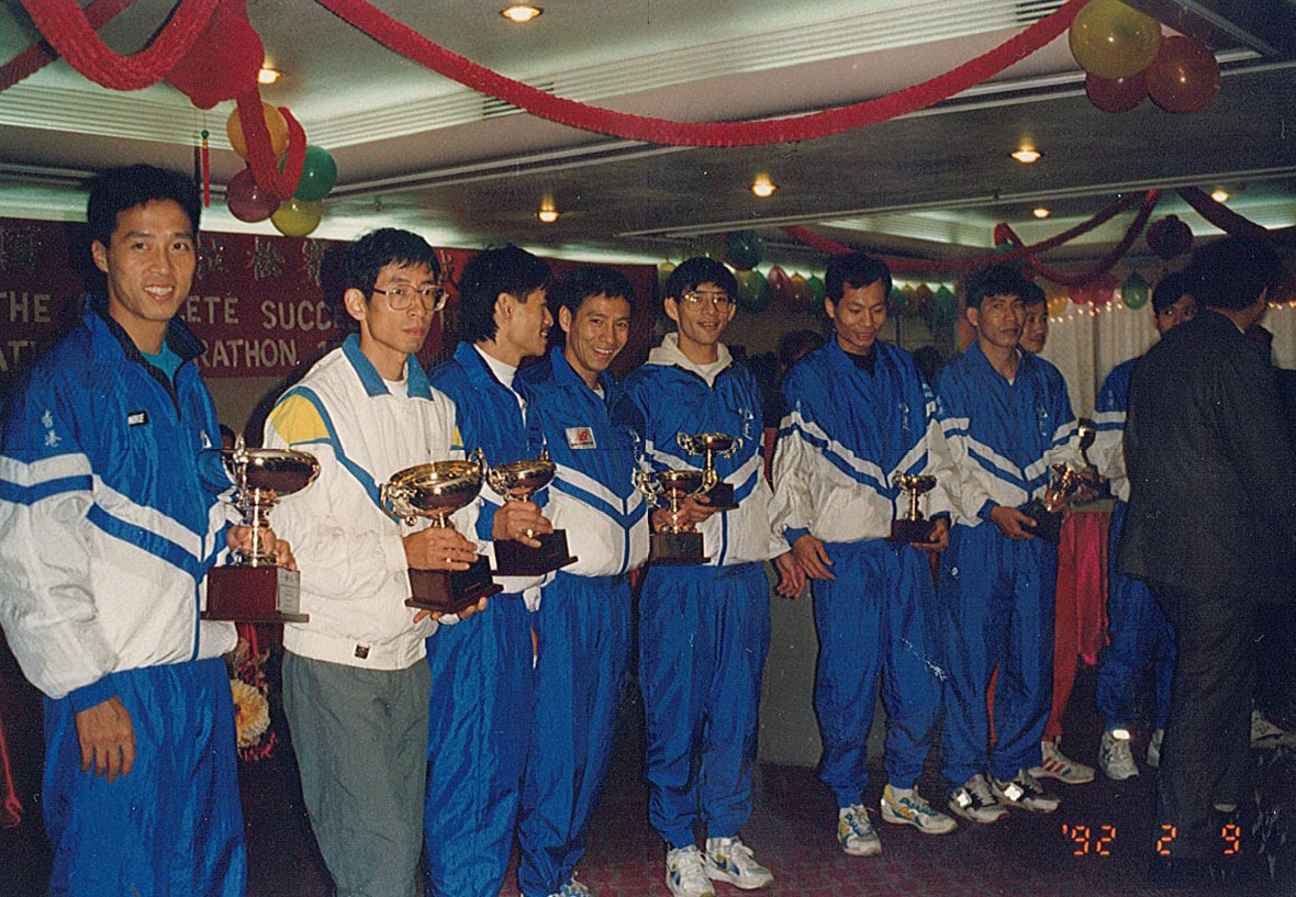 1992年港深馬拉松頒獎禮，圖為吳輝揚（左一）、植浩星（左二）、李嘉綸（左四）、馮宏德（左五）、黃熾深（左六）及羅金福（左七）等。
