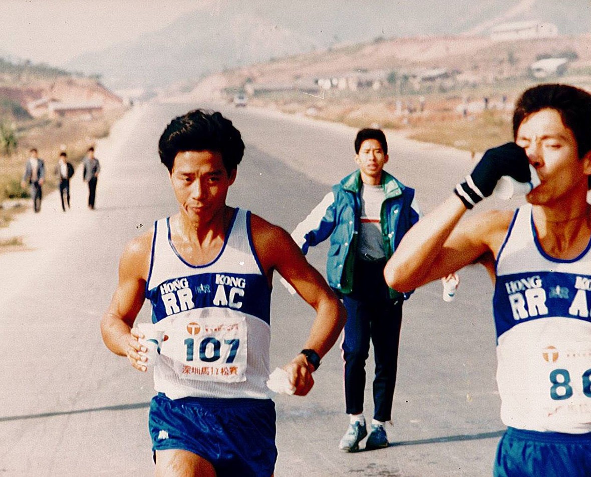 香港跑手吳輝揚（左）在1992年港深馬拉松跑出2小時24分51秒的紀錄，創下香港華人最快馬拉松時間。這個紀錄一直保持了27年，2019年才被黃尹雋以2小時20分58秒的成績打破。 圖為1986年他參加深圳馬拉松的情況，當時深圳尚未發展為現代化都市。