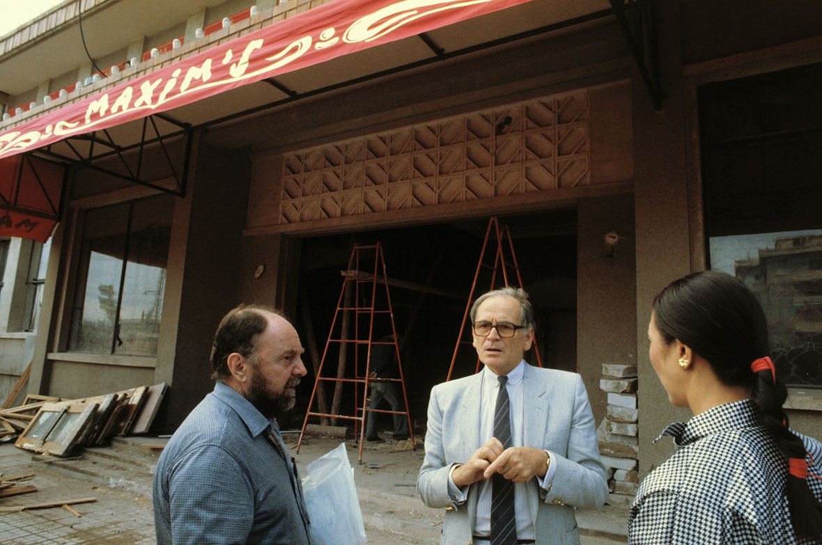 1983年皮爾‧卡丹（Pierre Cardin，圖中）親自來到北京監督餐廳裝修事宜。
