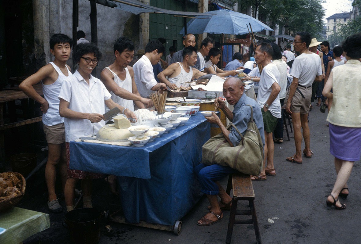 80年代中國，只有很少人能負擔上餐館，大多數人會光顧路邊攤販。圖為1982年重慶。
