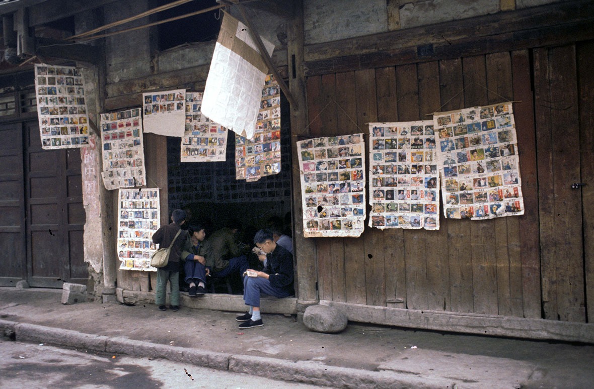 1980年四川成都市的小人書攤，前來看書的孩子仍穿著文革時單調的藍綠灰服飾。