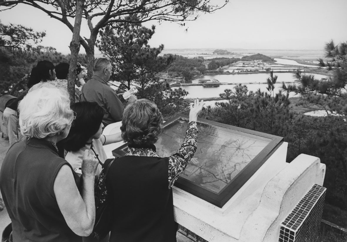 落馬洲瞭望台放置了一個地圖介紹板，協助遊客辨認中港邊境的位置。圖片攝於1973年。